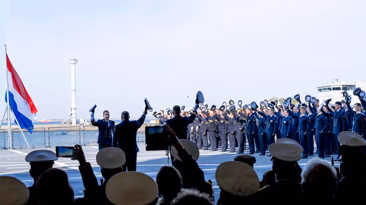 Juichende militairen van de marine.