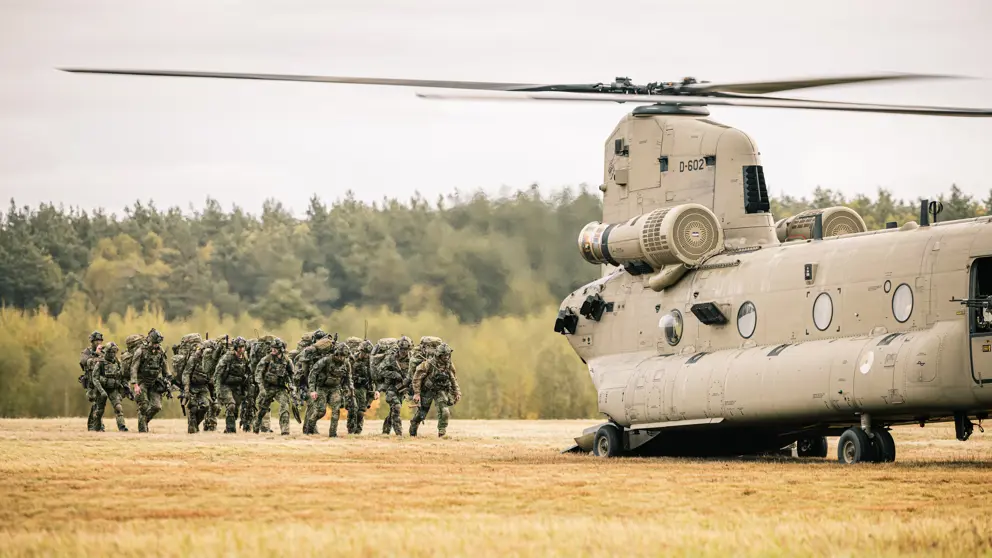 Militairen bij een Chinook. 