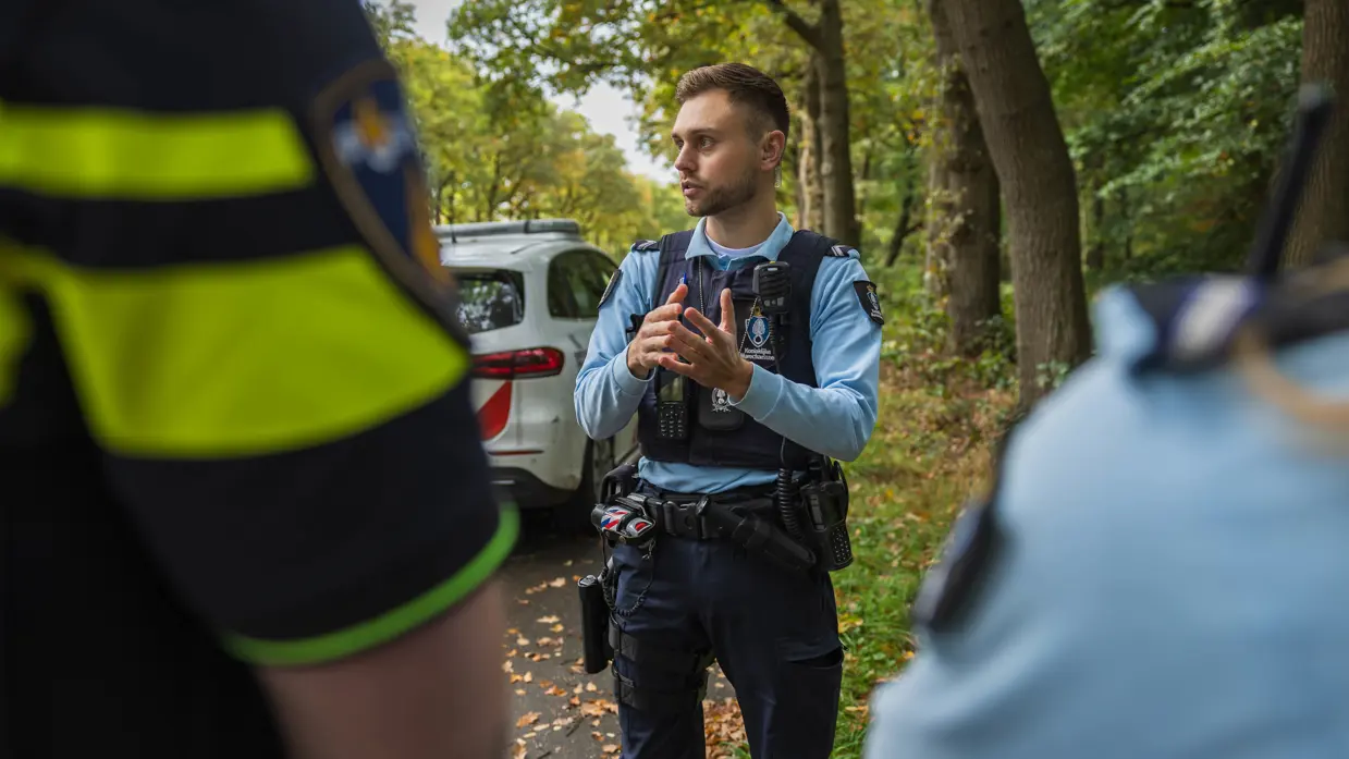 Wachtmeester Joris in gesprek met collega’s tijdens een eerdere inzet in het buitengebied op de Veluwe.