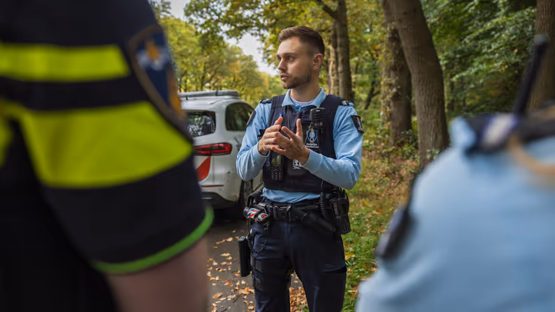 Wachtmeester Joris in gesprek met collega’s tijdens een eerdere inzet in het buitengebied op de Veluwe.