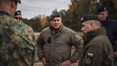 Verschillende afbeeldingen met daarop generaal Onno Eichelsheim. Zowel lachend in een tank, pratend met militairen, in gesprek met een collega van de marine en luisterend naar een Poolse militair, te zien aan de vlag op zijn pak.