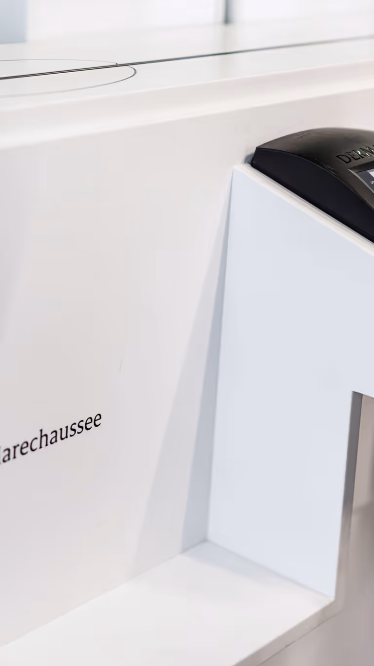 Een passagier geeft zijn vingerafdruk af.