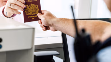 Vrouw met Engels paspoort in de hand.