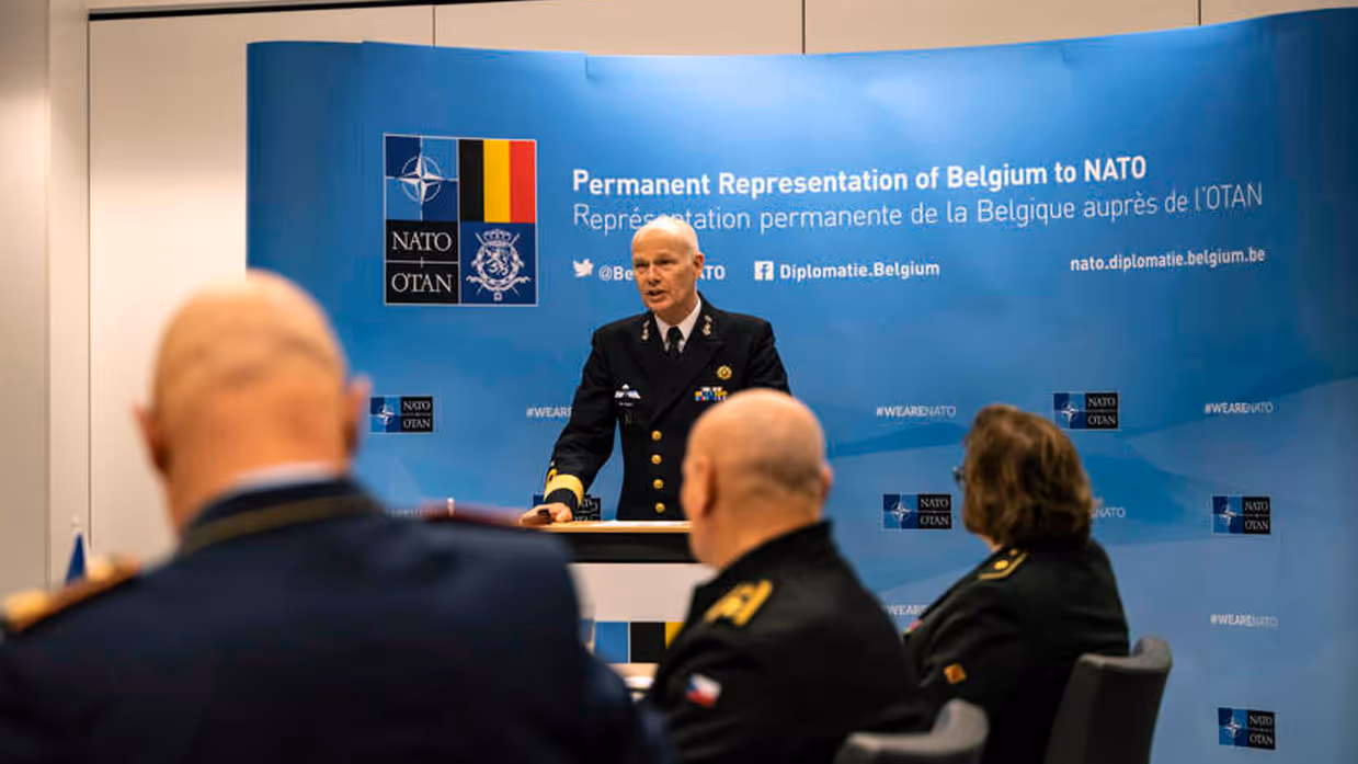 Een spreker bij de bijeenkomst van de 8 landen