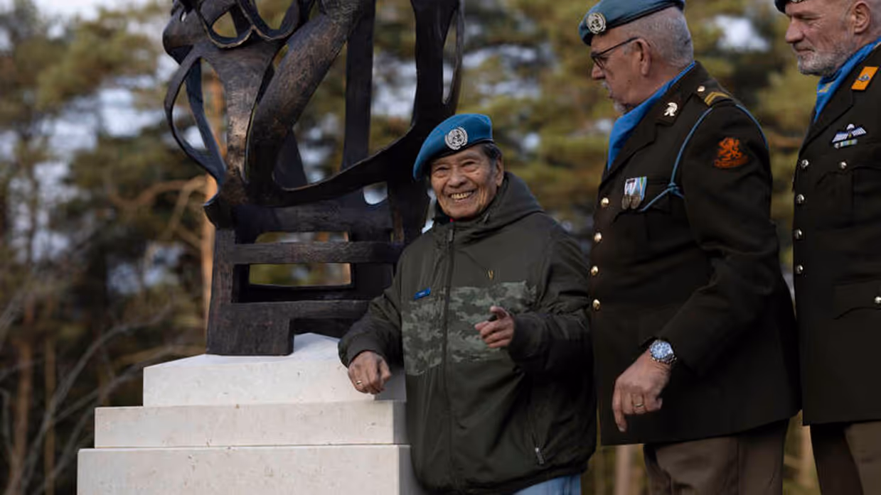 3 veteranen staan bij het nieuwe Veteranenmonument.