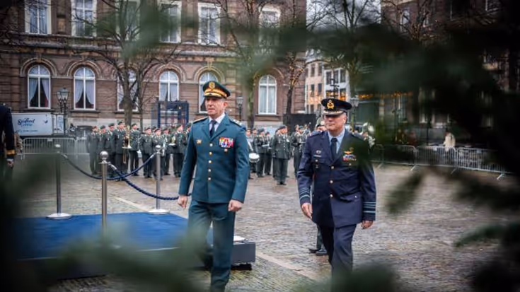 Commandant der Strijdkrachten generaal Onno Eichelsheim en zijn Libanese ambtgenoot luitenant-generaal Rodolphe Haykal op het Plein in Den Haag. 