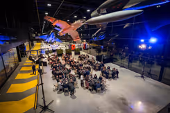 Mensen aan tafels in het Nationaal Militair Museum.