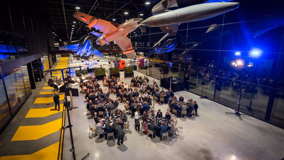 Mensen aan tafels in het Nationaal Militair Museum.