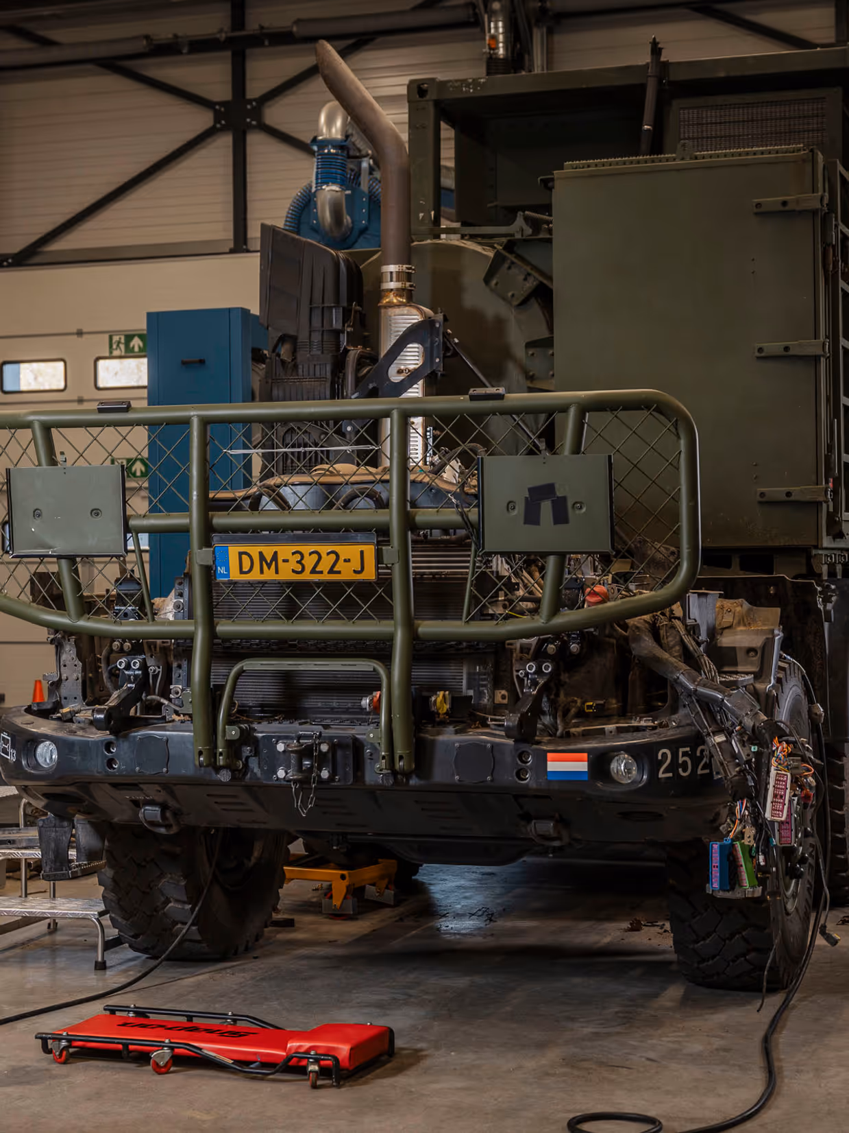 Chassis van transportvoertuig in werkplaats. 