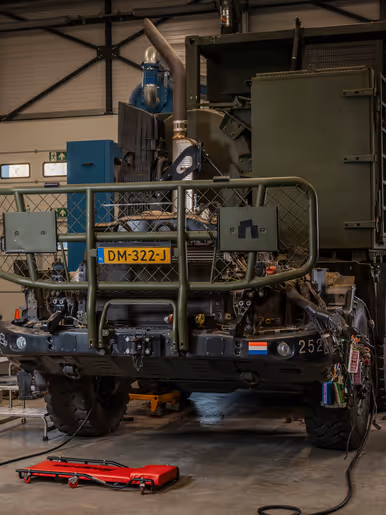 Chassis van transportvoertuig in werkplaats. 