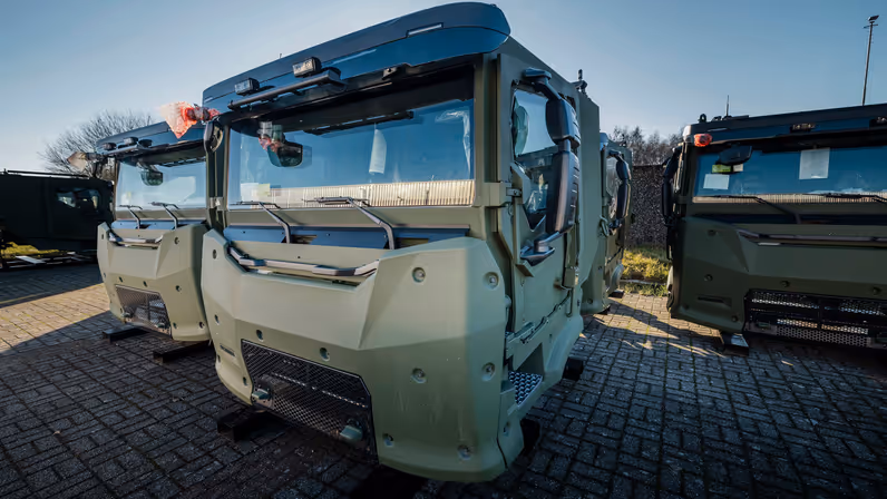 Twee losse cabines van transportvoertuig op parkeerplaats.