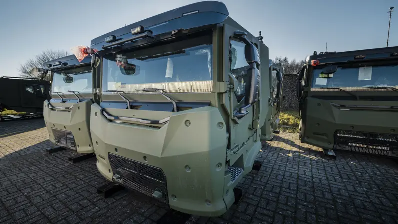Twee losse cabines van transportvoertuig op parkeerplaats.
