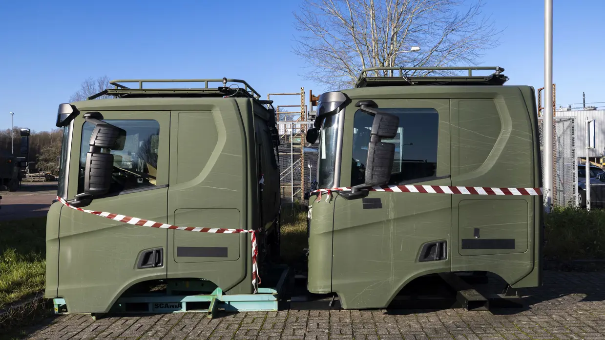 Twee losse cabines van transportvoertuig op parkeerplaats.