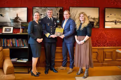 De IGK overhandigt het rapport aan staatssecretaris Tuinman.