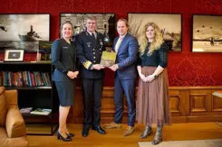 De IGK overhandigt het rapport aan staatssecretaris Tuinman.