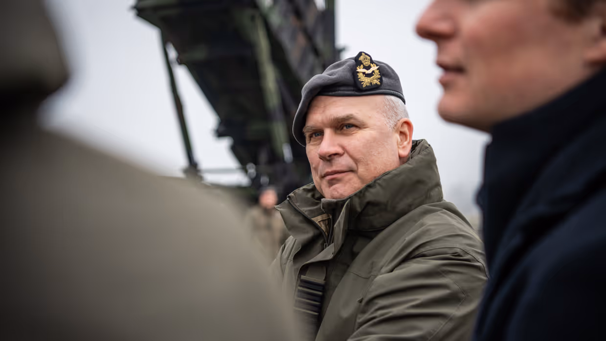 De CDS luistert aandachtig en heeft zijn armen over elkaar. 