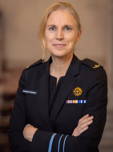 Boekholt-O’Sullivan geeft premier Jetten een hand. Op de andere foto is ze nog te zien in een donker defensie-uniform.