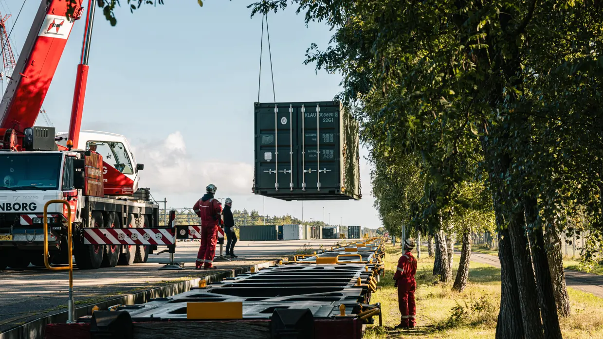 Container wordt op een wagon gehesen.