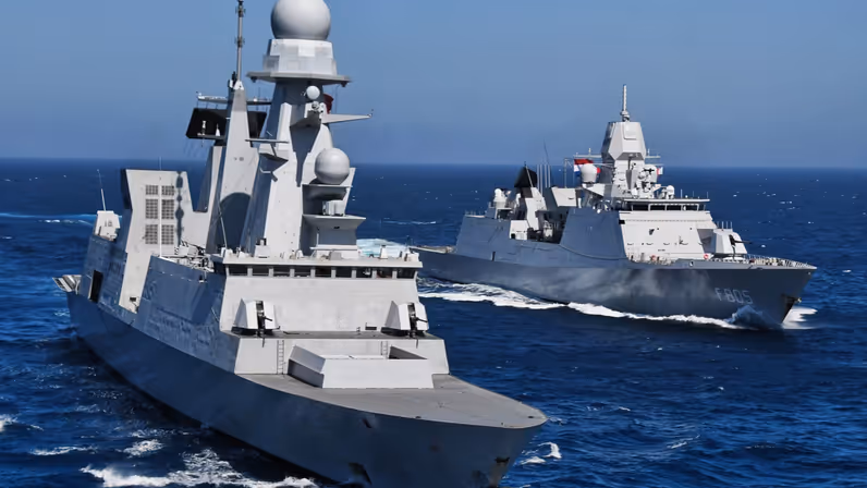 Zr.Ms. Evertsen vaart naast de Italiaanse geleidewapen destroyer ITS Andrea Doria, die eveneens deel uitmaakt van de CSG.