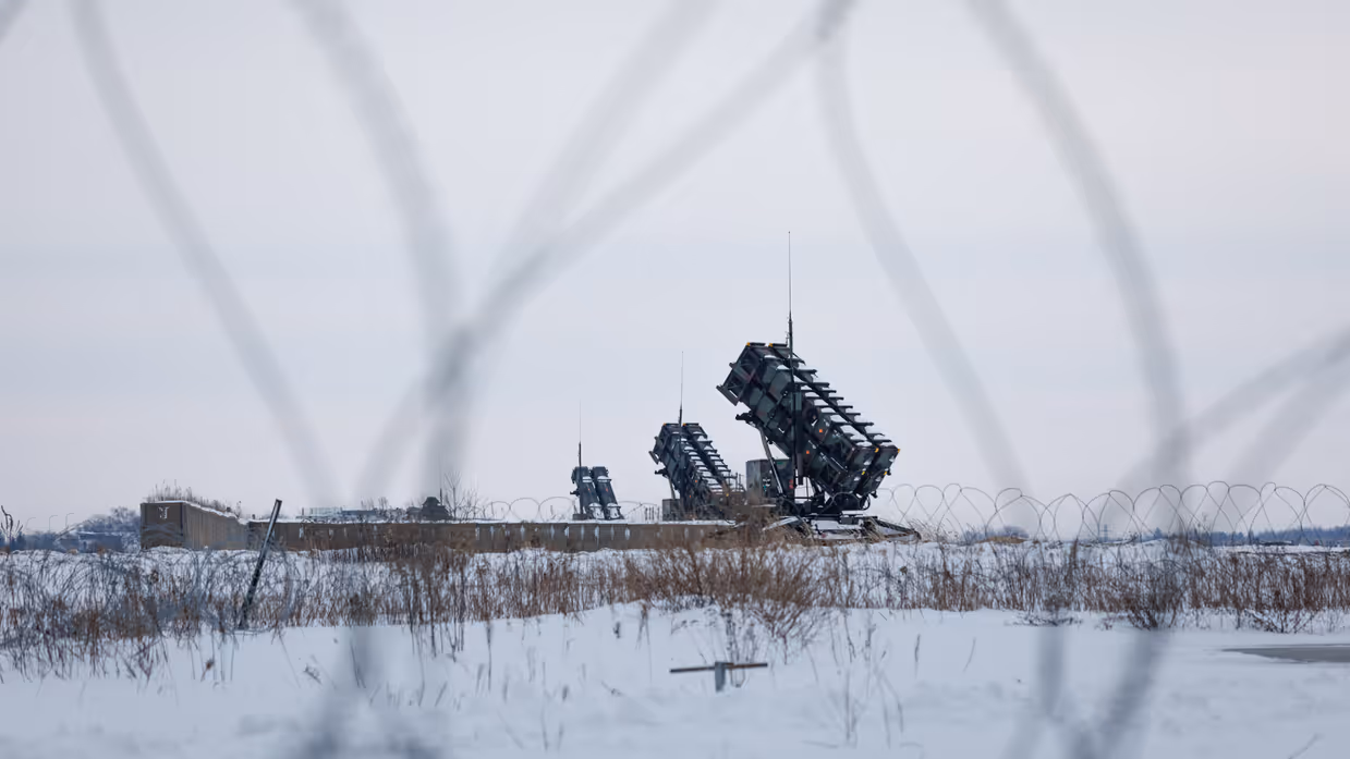 Op de linkerfoto verricht een militair handelingen aan een detectiemiddel met een soort antennes. Rechts staan lanceerinstallaties van de Patriot. 