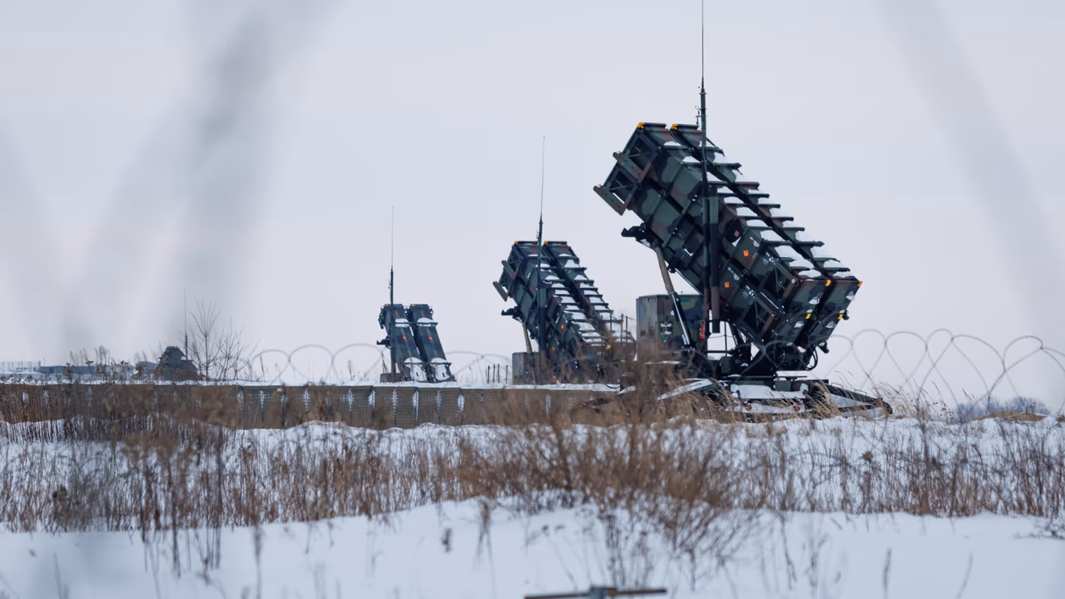 Patriot-lanceerinstallaties staan omhoog gericht naar de grijze hemel.