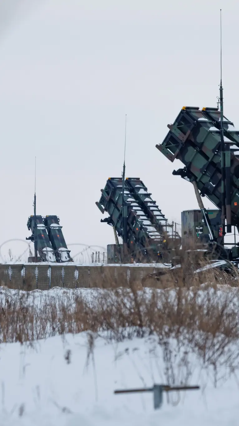 Patriot-lanceerinstallaties staan omhoog gericht naar de grijze hemel.