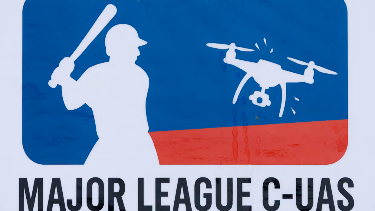 Een logo van een honkbalspeler die naar een drone slaat.