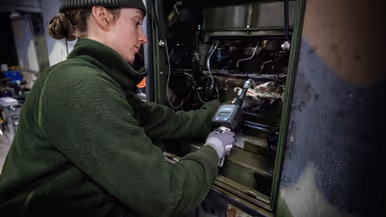 Op de linkerfoto sleutelt een monteur aan een aggregaat. Rechts staat op de voorgrond een aggregaat en op de achtergrond een lanceerinstallatie.