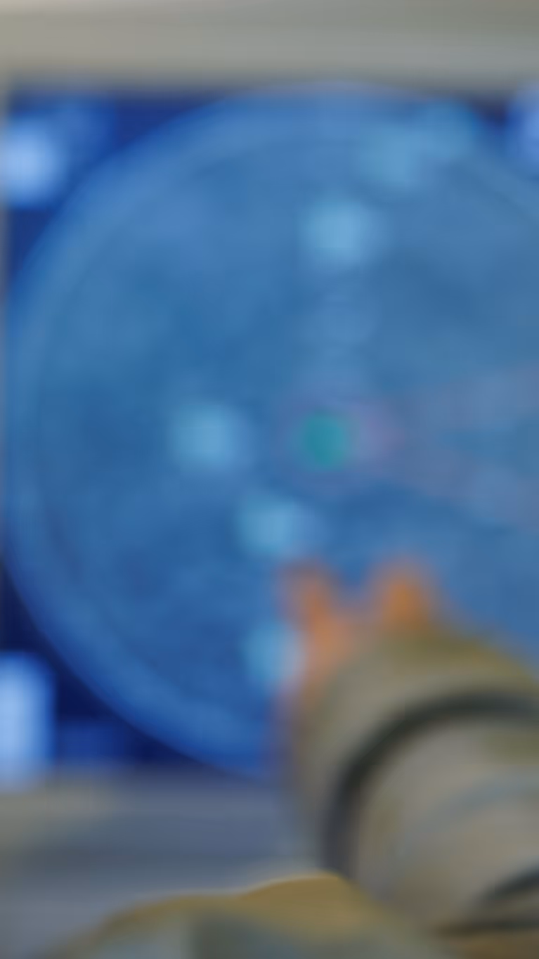 Een militair wijst naar een blauw verlicht radarscherm.