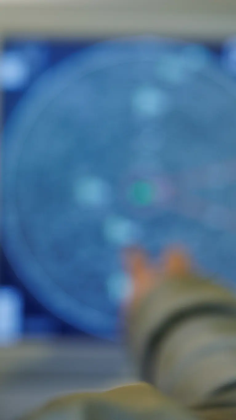 Een militair wijst naar een blauw verlicht radarscherm.