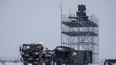Een radarinstallatie op een stellage van steigerpijpen. 