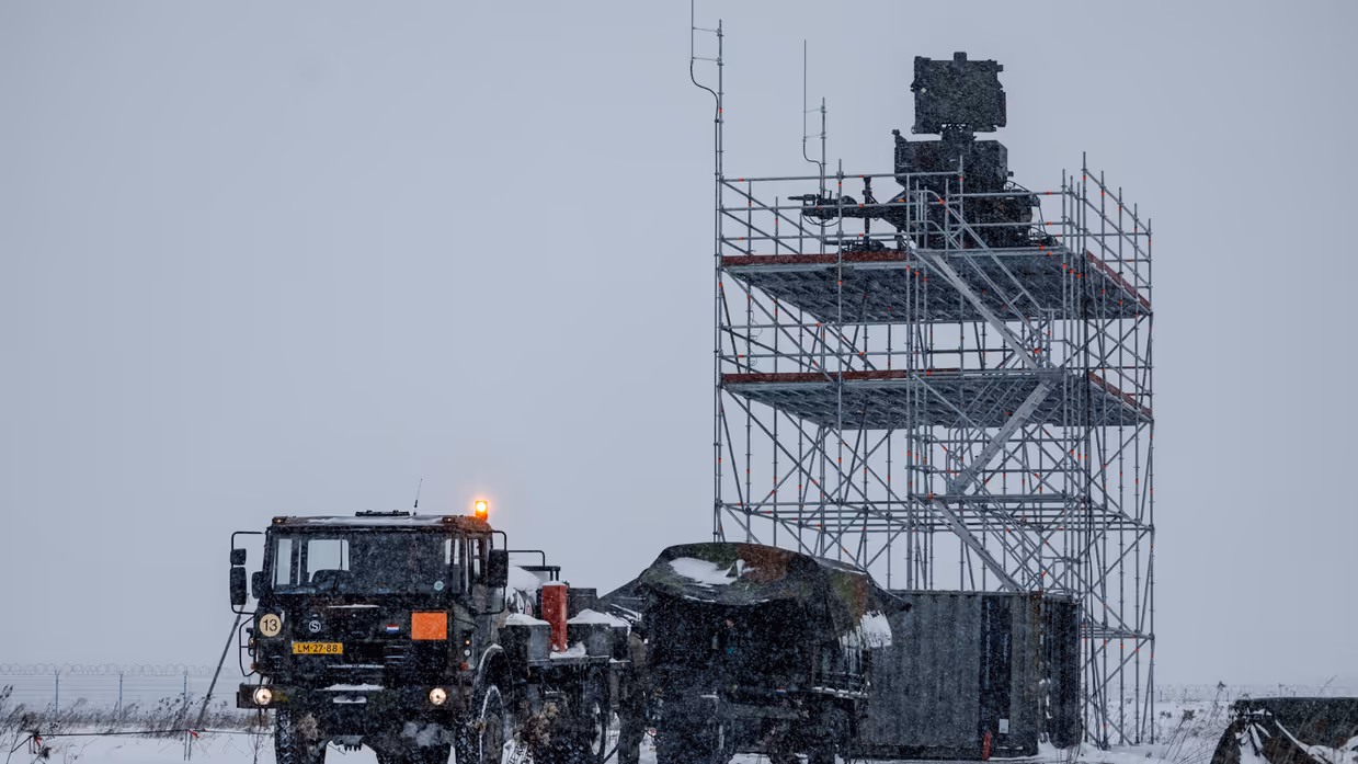 Een radarinstallatie op een stellage van steigerpijpen. 
