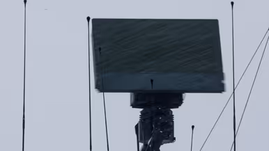 Op beide foto’s staan radarsystemen in de sneeuw. 