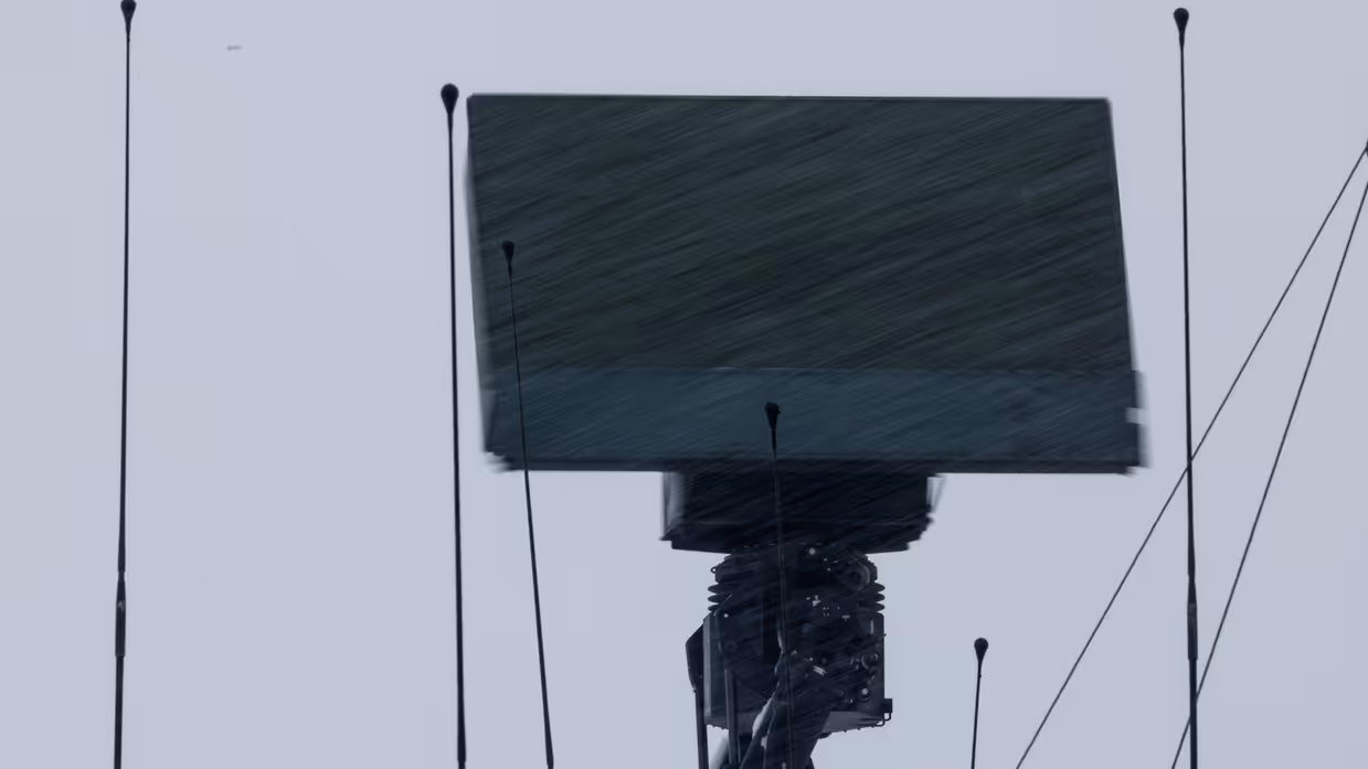 Op beide foto’s staan radarsystemen in de sneeuw. 