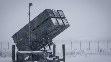 Een NASAMS-lanceerinstallatie in de sneeuw.