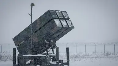 Een NASAMS-lanceerinstallatie in de sneeuw.
