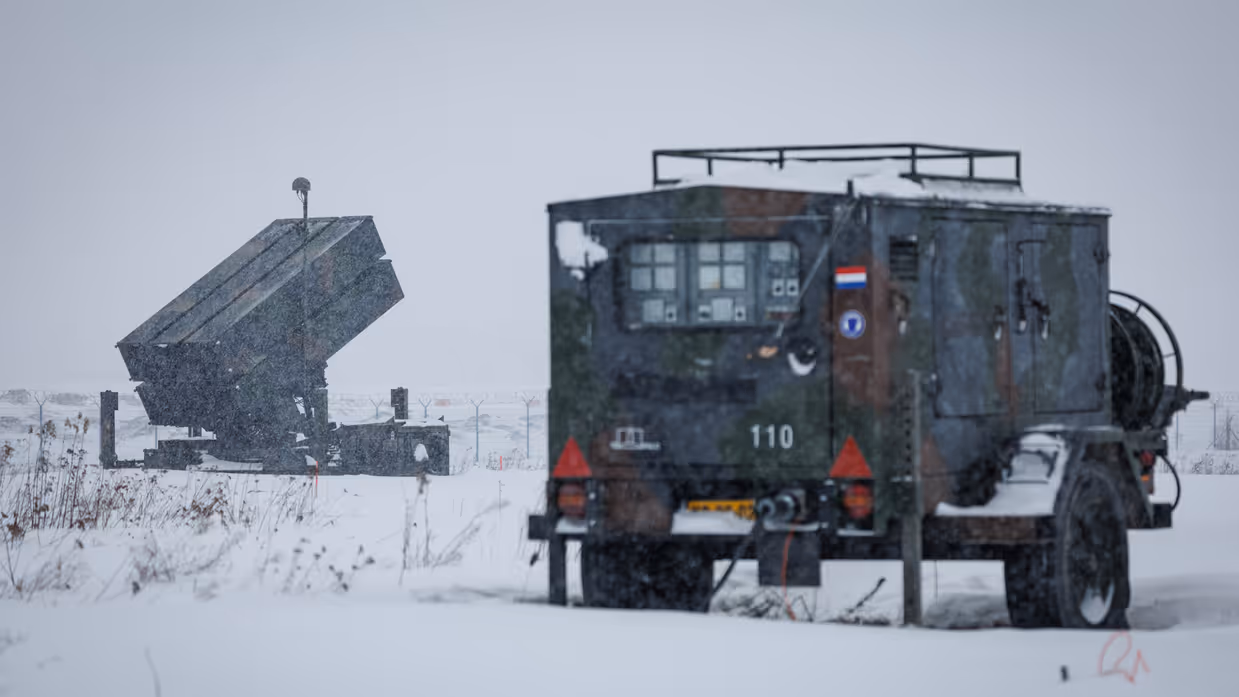 Op de linkerfoto sleutelt een monteur aan een aggregaat. Rechts staat op de voorgrond een aggregaat en op de achtergrond een lanceerinstallatie.