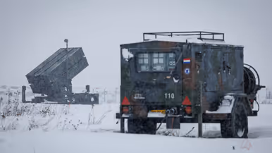 Op de linkerfoto sleutelt een monteur aan een aggregaat. Rechts staat op de voorgrond een aggregaat en op de achtergrond een lanceerinstallatie.