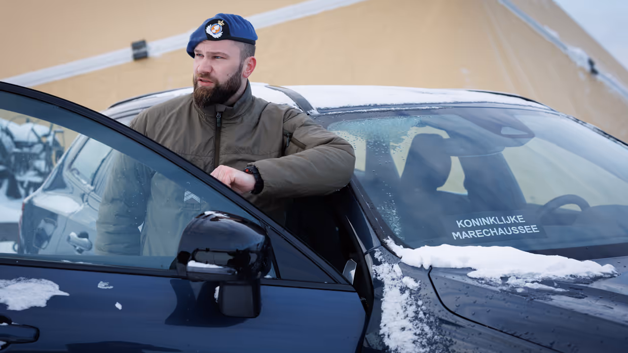 Links Patriot-luchtafweersystemen gezien door prikkeldraad. Rechts een portretfoto van Rick leunend op de deur van een voertuig.