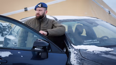 Links Patriot-luchtafweersystemen gezien door prikkeldraad. Rechts een portretfoto van Rick leunend op de deur van een voertuig.