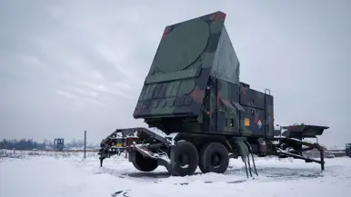 Een compleet radarstation in een besneeuwd landschap.