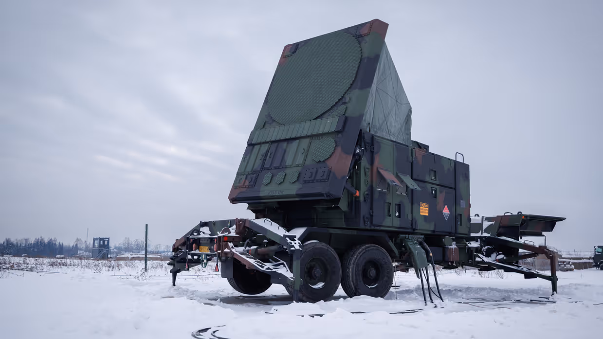 Op de linkerfoto een detailopname van een radarstation met de Engelse woorden no step. Op de rechterfoto een compleet radarstation in een besneeuwd landschap. 