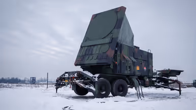 Op de linkerfoto een detailopname van een radarstation met de Engelse woorden no step. Op de rechterfoto een compleet radarstation in een besneeuwd landschap. 