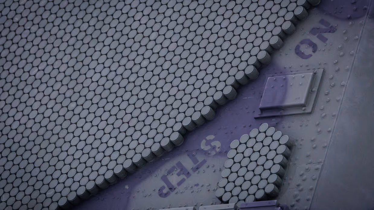 Detailopname van een radarstation met de Engelse woorden no step.