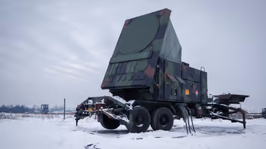 Op beide foto’s staan radarsystemen in de sneeuw. 