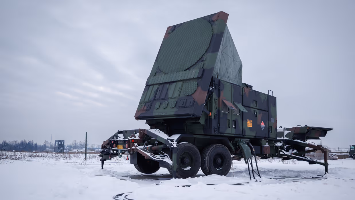Op beide foto’s staan radarsystemen in de sneeuw. 