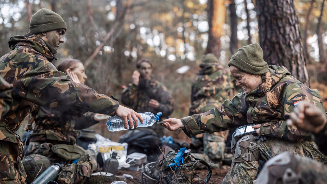 Militairen in het bos, ze lachen
