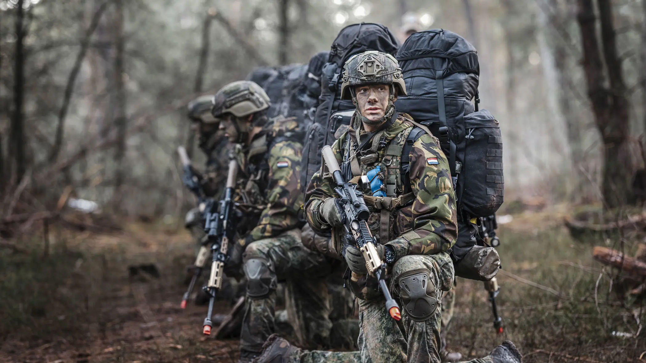 De eerste lichting deelnemers van de training tijdens een oefening in het veld.