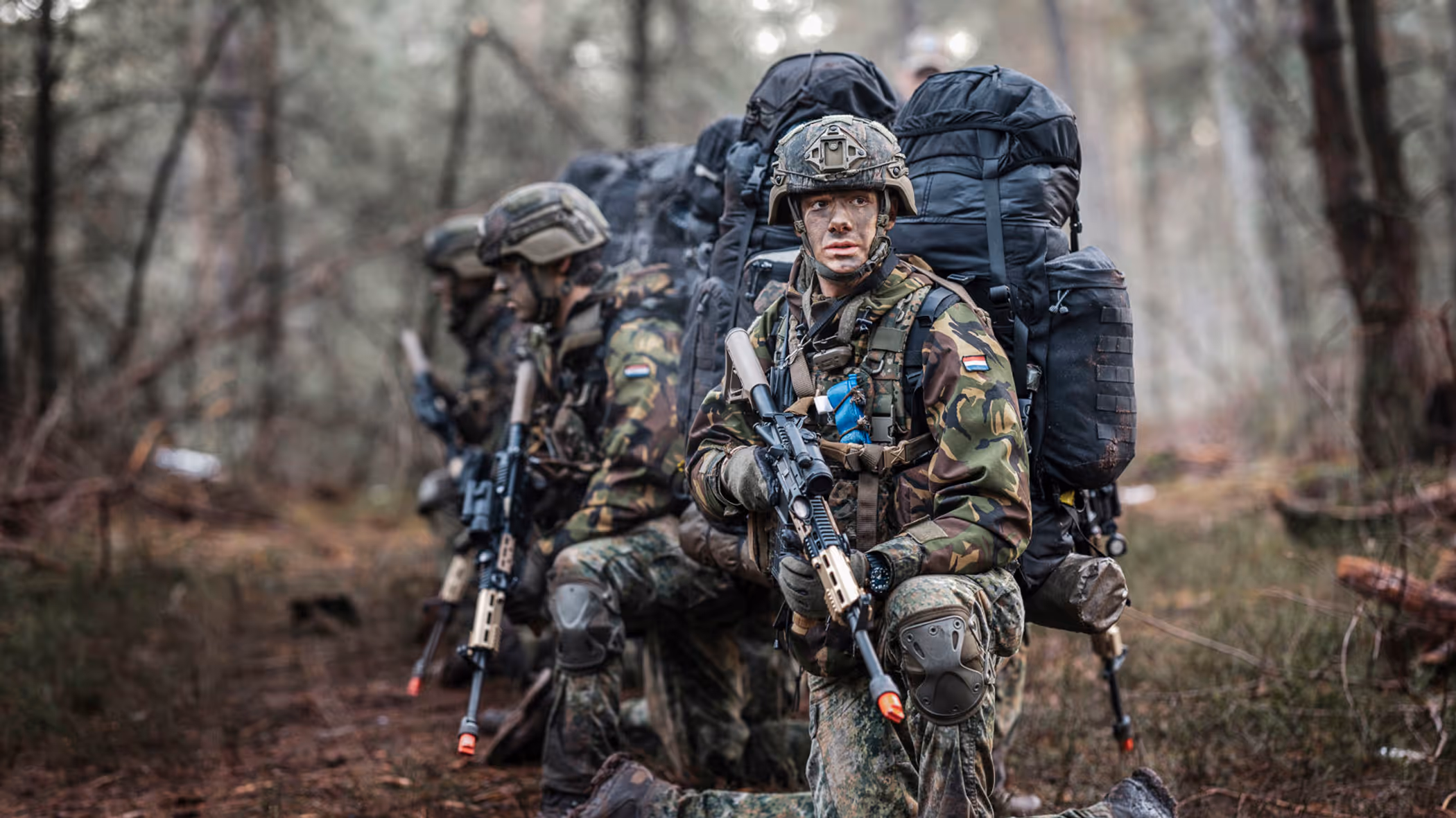 De eerste lichting deelnemers van de training tijdens een oefening in het veld.