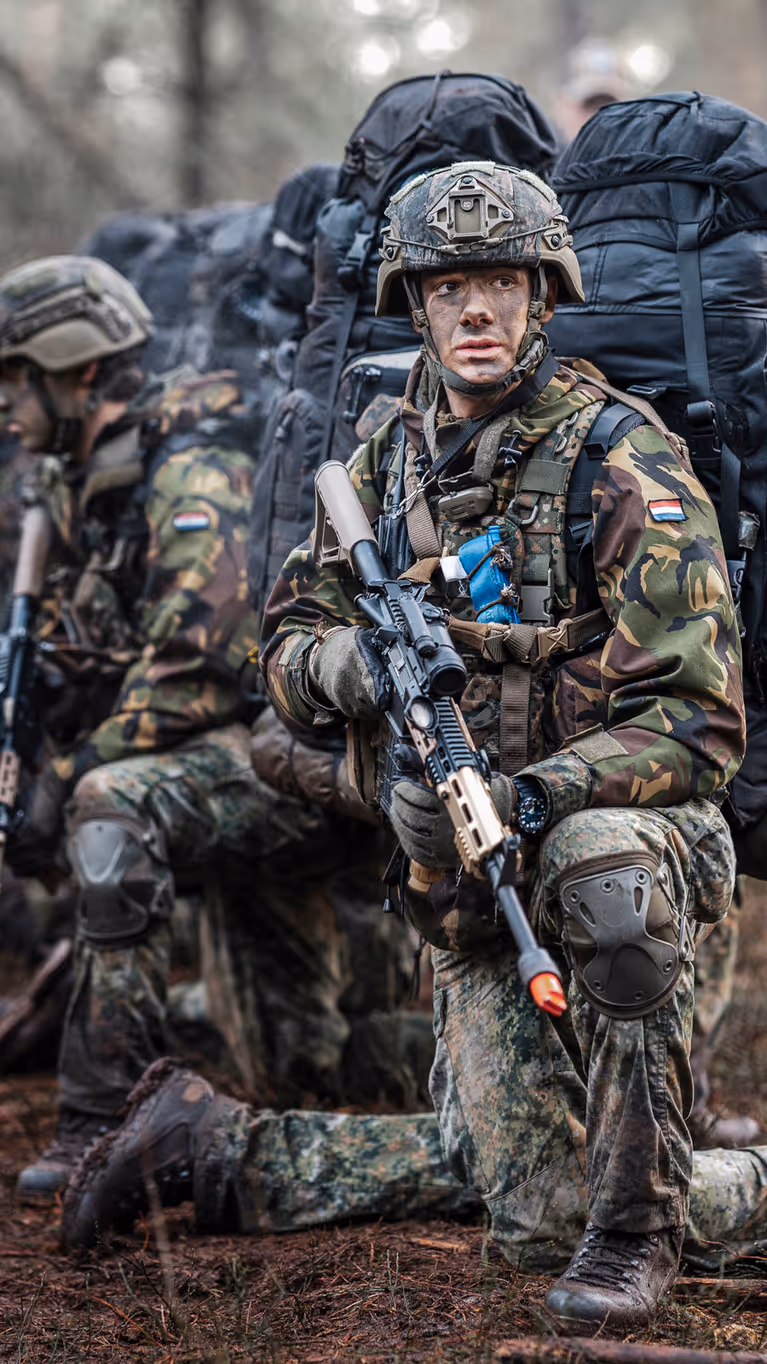 De eerste lichting deelnemers van de training tijdens een oefening in het veld.